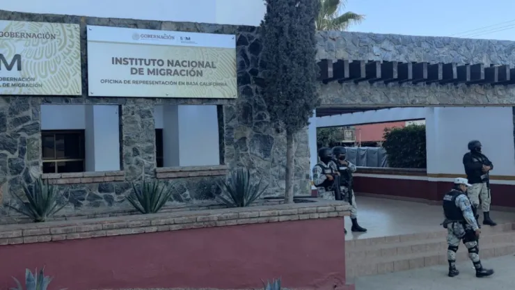 Resguardan el INM en Tijuana por motín de migrantes venezolanos.
