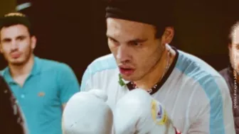 Julio Cesar Chavez Jr. con los guantes..jpg