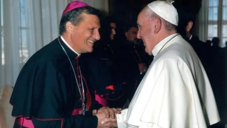 Mario Grech saludando al Papa Francisco luego de ser nombrado Secretario General del Sínodo.