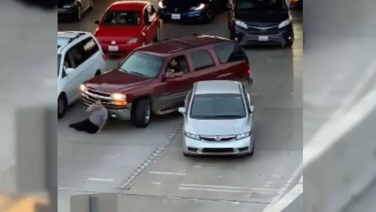 VIDEO Conductor se avienta ante camioneta que lo chocó