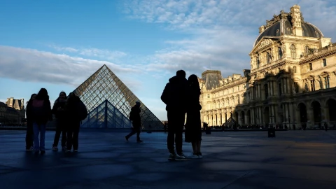 La directora del museo del Louvre pide ayuda para mantenimiento.