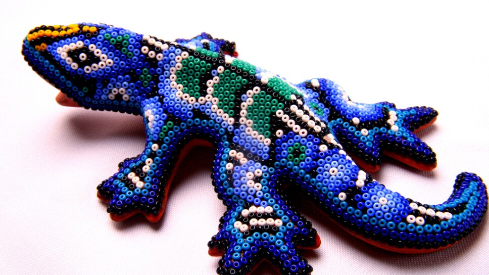 Pieza huichol decorada con más de 400 chaquiras Foto Especial