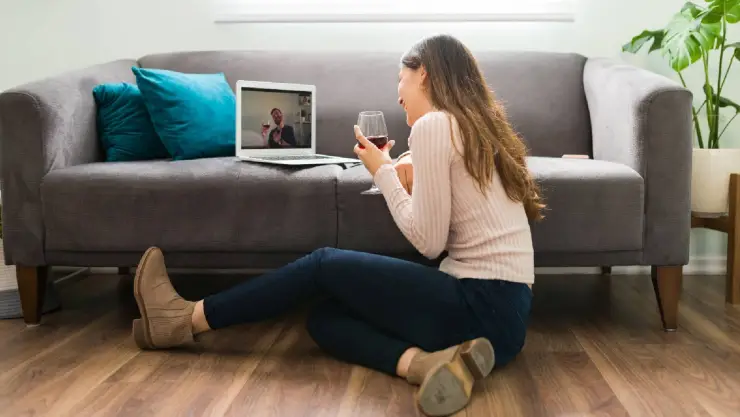Una joven teniendo una cita virtual desde su hogar