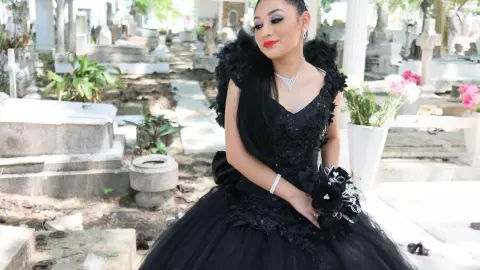 Viral Joven quinceañera celebra con fotos en panteón