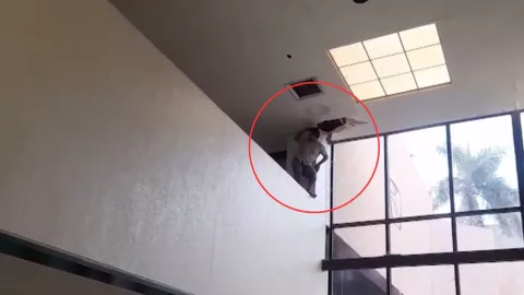 En Los Mochis, Sinaloa, un hombre intentó arrojarse de un hospital (VIDEO)