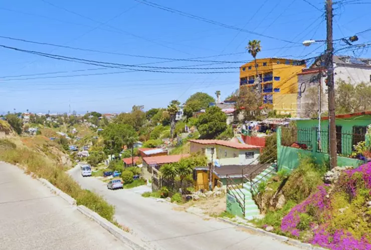 Auto se precipita desde rampa en Tijuana: conductor sobrevive a caída de 20 metros