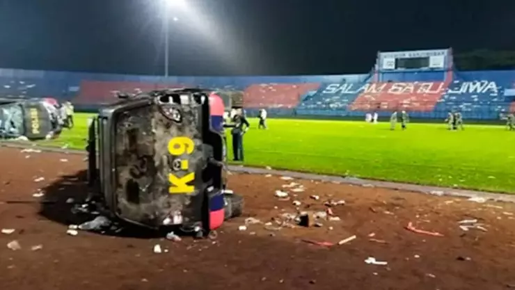 Al menos 127 muertos durante invasión a estadio en Indonesia