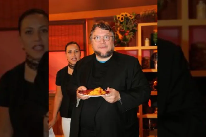 Guillermo del Toro comiendo.jpg
