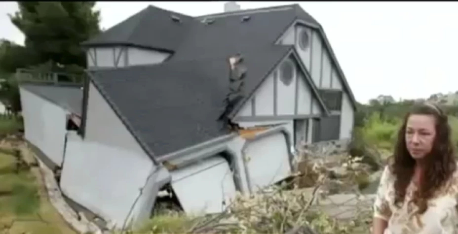 Por lo menos 8 casas completas ya se han hundido, mientras otras están dañadas