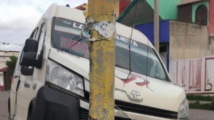 Conductor de la Ruta 55 choca contra poste en la Colonia Tres Cruces, Puebla
