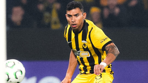Orbelín Pineda en un partido con el AEK