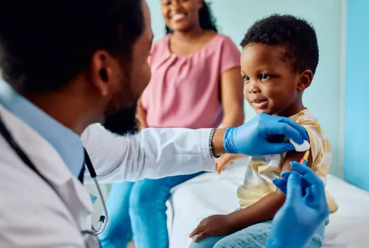 un médico le pone la vacuna a un niño