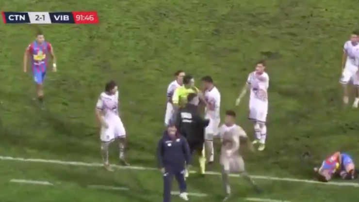 Giuseppe Raffaele entrenador roba balón a rival