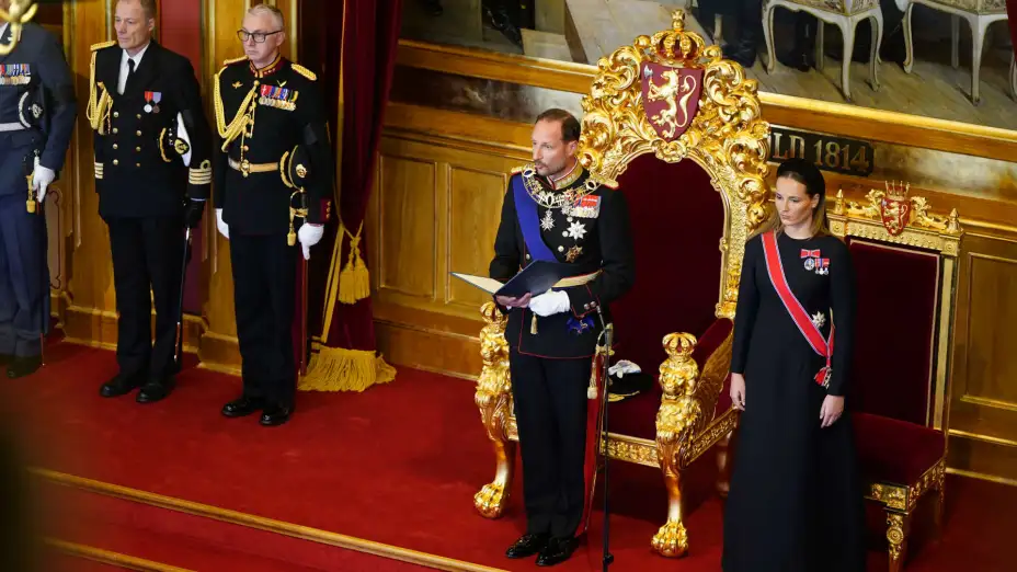 El rey Haakon VIII de Noruega presta juramento en el parlamento.