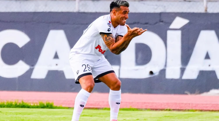 Sergio López festeja su gol con el Cuniburo de Ecuador