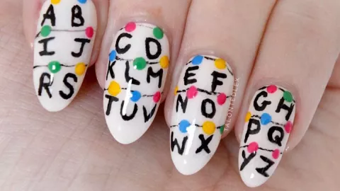 uñas stranger things luces.jpg
