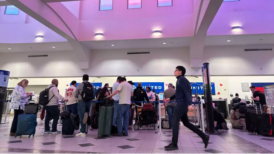 Personas en el Aeropuerto Internacional de El Paso, Texas.
