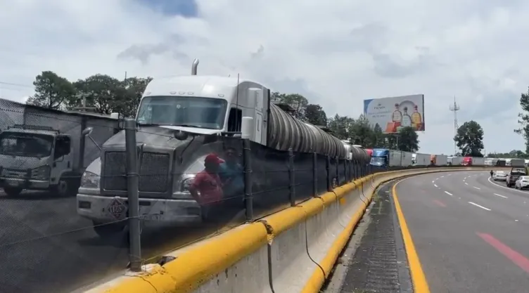 El bloqueo en autopistas y carreteras de Puebla han generado hasta el momento pérdidas millonarias
