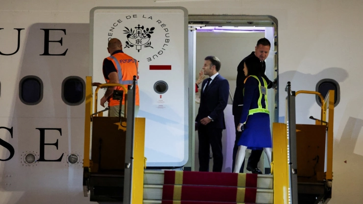El incidente sucedió al bajar del avión presidencial de Francia.