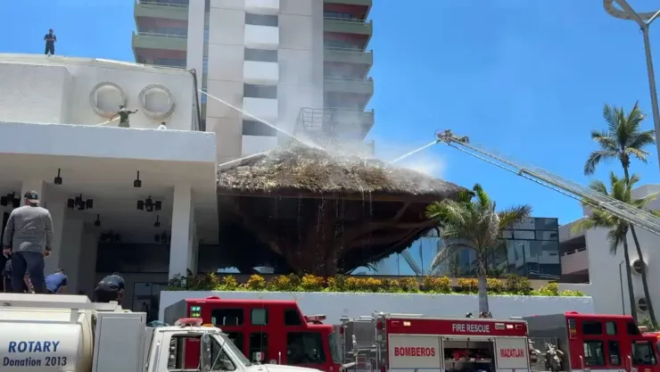 Incendio de palapa de hotel en Mazatlán