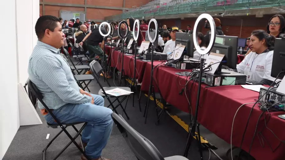 Hombre realiza la toma de su fotografía para expedir la licencia de conducir permanente en la CDMX.