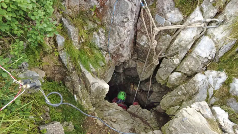 Rescate de un espeleólogo en Piamonte, Italia.