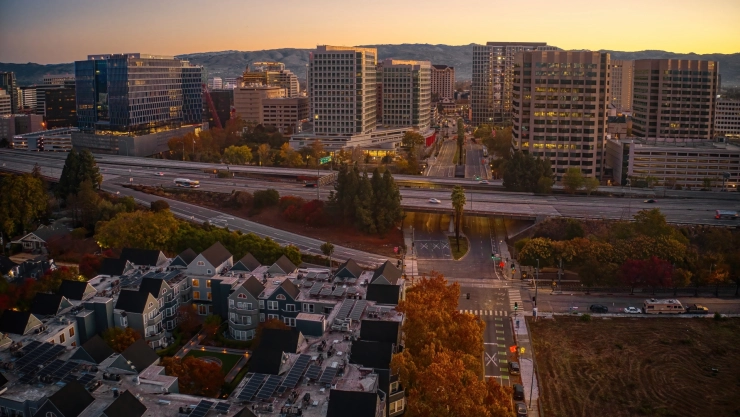 una bonita imagen de la ciudad de San José en un atardecer.