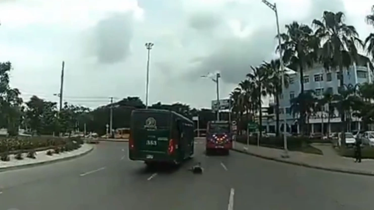 Captan momento exacto en que mujer embarazada cae de autobús