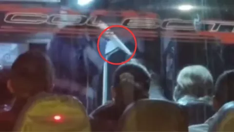 VIDEO TENSO | ¡Violento asalto! Sujeto con enorme cuchillo roba a pasajeros del transporte público y amaga con atacar a una mujer