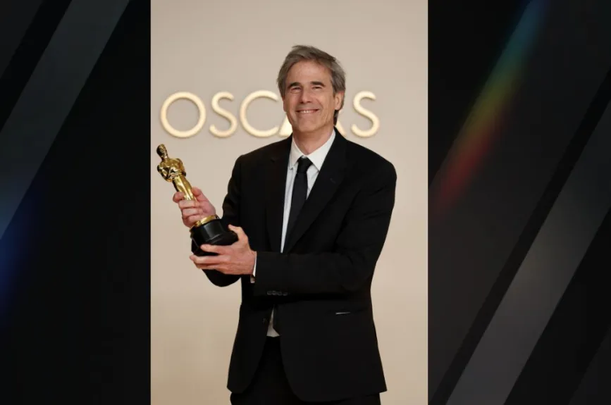 Walter Salles recibió el Oscar como Mejor Película Extranjera, por ‘I’m Still Here’. | Foto: Mike Coppola/Getty Images