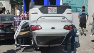 Un conductor quedó prensado tras una volcadura en la 31 Poniente hoy 2 de noviembre de 2025.