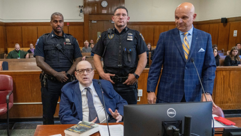 Harvey Weinstein comparece ante el tribunal en Nueva York, EE. UU., el 8 de enero de 2026.