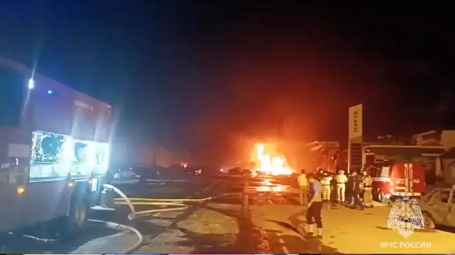 Incendio en una gasolinera rusa luego de una explosión.