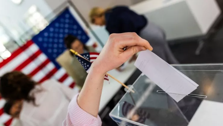 Una persona vota en las elecciones de Estados Unidos.