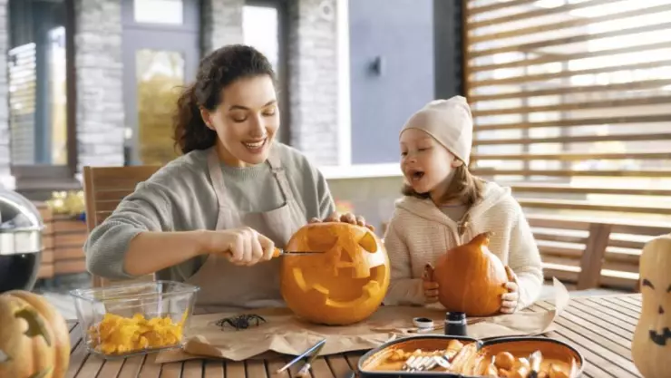 vaciar calabazas para Halloween