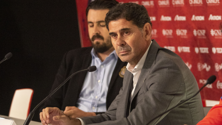 Fernando Hierro en conferencia de prensa con Chivas