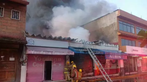 Fuerte incendio arrasa con negocios en el centro de Zihuatanejo, Guerrero