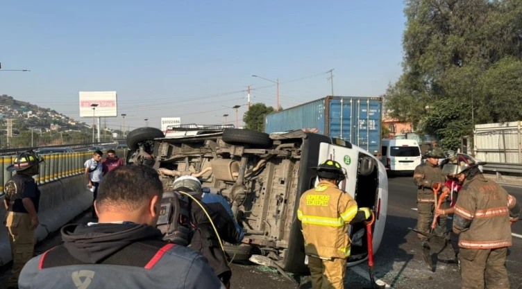 Aparatosa volcadura de combi en autopista México-Pachuca