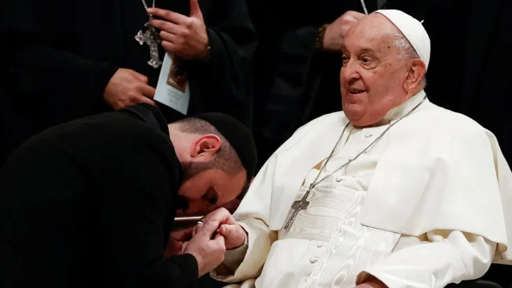 Papa Francisco afronta situación clínica compleja y cambia su tratamiento, según el Vaticano