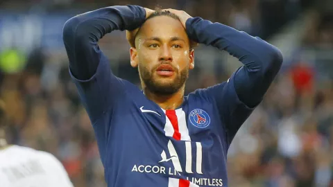 El delantero brasileño Neymar lamenta tras desperdiciar una ocasión de gol del Paris Saint-Germain en el partido de la liga francesa ante Angers, en el estadio Parc des Princes en París, el sábado 5 de octubre de 2019. Imagen: AP