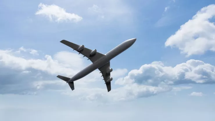 avión volando sobre nubes