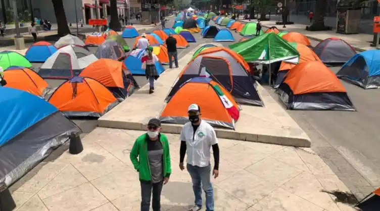 frenaaa-amlo-protesta-gilberto-lozano- (1) (1).jpg
