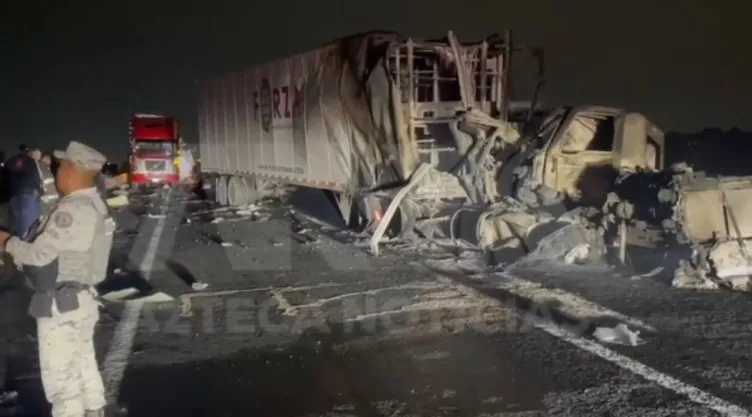 Choque entre tráileres en Circuito Exterior Mexiquense deja una persona muerta; una de las unidades se incendió