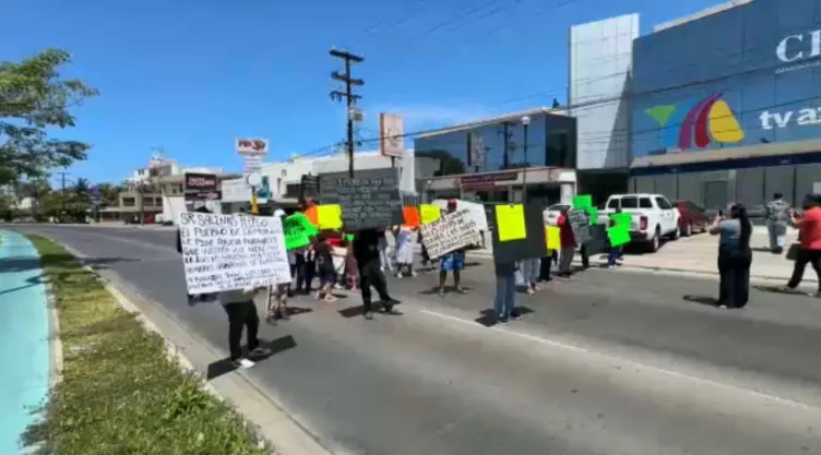 Habitantes de Mazatlán piden apoyo a TV Azteca.