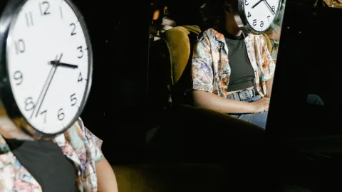 Este es el significado de ver la hora espejo 21:21