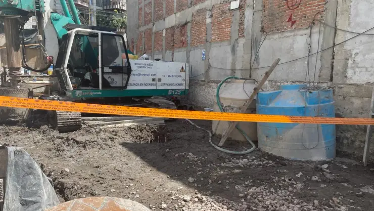 La obra inmobiliaria fue suspendida por la Secretaría de Gestión Integral de Riegos y Protección Civil.
