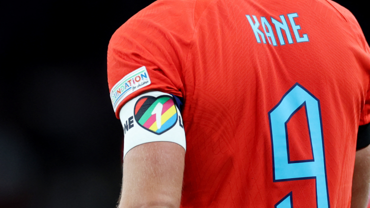 Harry Kane con el gafete de arcoiris