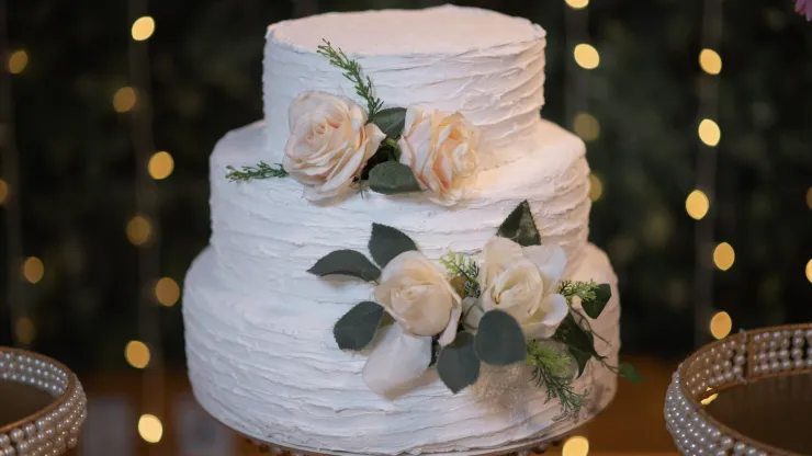 49 ideas de pastel de bodas que puedes tomar como inspiración: desde sencillos hasta muy elaborados.