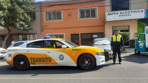 Policía de Tránsito en calles de la CDMX, vigilando que se respeten las reglas por parte de los automovilistas.
