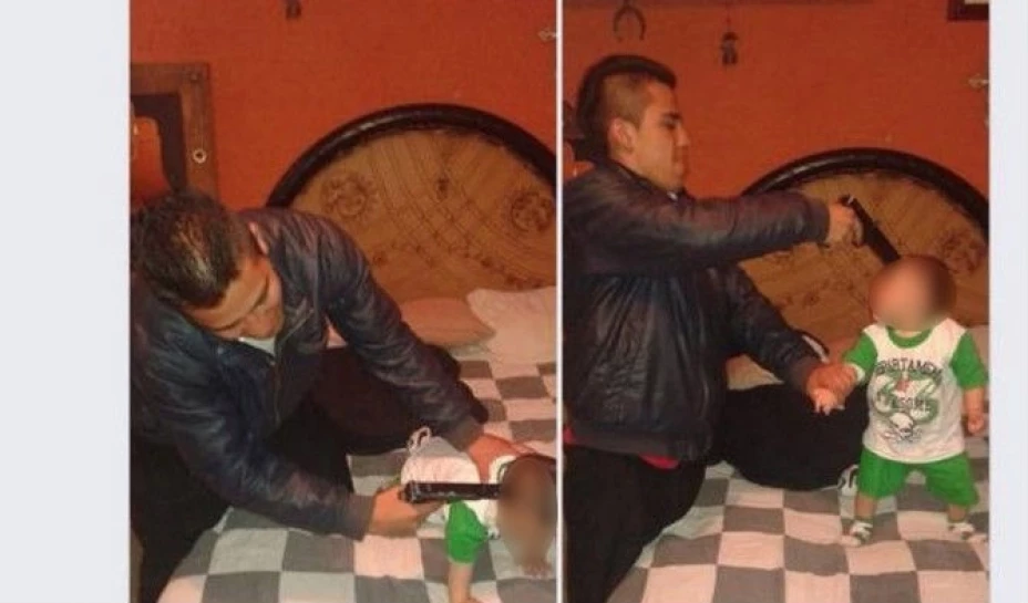 Un usuario de Facebook publicó un par de fotografías donde aparece apuntado a la cabeza de un menor con una pistola.